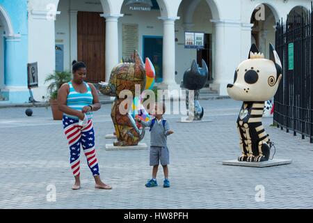 Cuba, Ciudad de la Habana Province, Avana Habana Vieja district elencati come patrimonio mondiale dall' UNESCO, esposizione di arte Travesias de Xico da artisti messicani Cristina Pineda e Ricardo Covalin. Xico è un cane carismatico noto come Xoloitzincuitle ed è il simbolo di amicizia e di scambi culturali tra le persone. Ubicazione Plaza Vieja (la piazza vecchia) Foto Stock