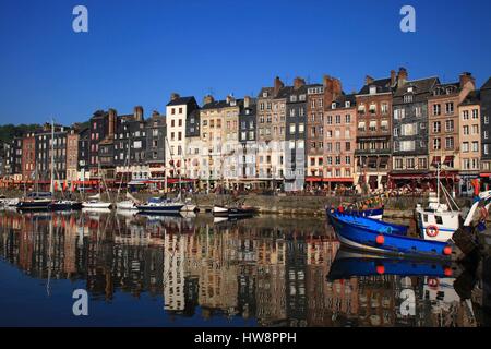 Francia, Calvados, Honfleur, sulle rive della vecchia piscina Foto Stock