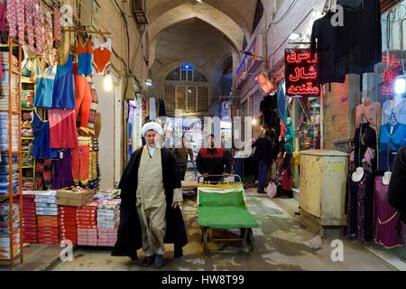 Iran, Provincia di Isfahan, Isfahan, mullah nel bazar-e Bozorg (Gran Bazaar), un massiccio bazaar coperto che risale quasi 1300 anni Foto Stock