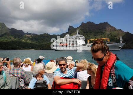 Francia, Polinesia francese, arcipelago delle isole Marchesi, Aranui 5 freighter e nave passeggeri crociera, porto di scalo nell'Isola Hiva Oa, Puamau, turisti sulla navetta Foto Stock