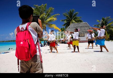 Francia, Polinesia francese, Aranui 5 freighter e nave passeggeri crociera alle Isole Marchesi arcipelago, porto di scalo in Takapoto atoll, danze per i turisti eseguita da dilettante locale delle donne Foto Stock