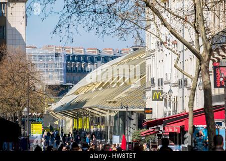 Francia, Parigi, il Forum des Halles la tettoia di vetro e metallo, progettato da Patrick Berger e Jacques Anziutti e inaugurato il 5 aprile 2016 Foto Stock