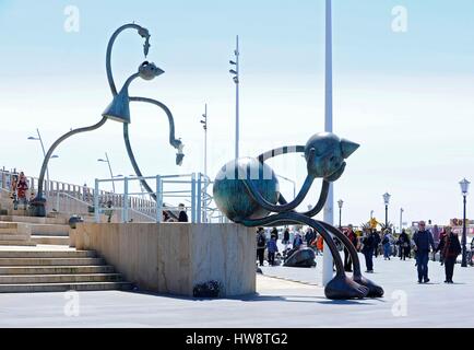 Paesi Bassi, Olanda, Scheveningen, Kurhaus, sculture da Tom Otterness sul lungomare Foto Stock