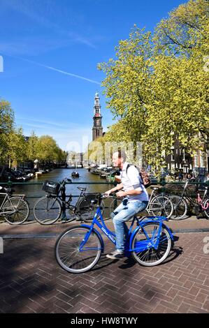 Paesi Bassi, Nothern Olanda, Amsterdam, xvii secolo canal ring area all'interno del Singelgracht, classificato come patrimonio mondiale dall UNESCO, Jordaam distretto, Prinsengracht, Westerkerk torre campanaria in background Foto Stock