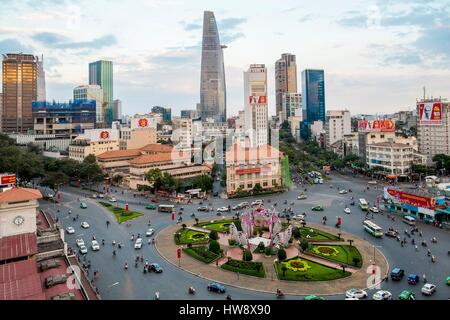Il Vietnam, la città di Ho Chi Minh (Saigon), vista generale della città, quartiere 1, alla rotatoria di fronte il mercato Ben Thanh Foto Stock
