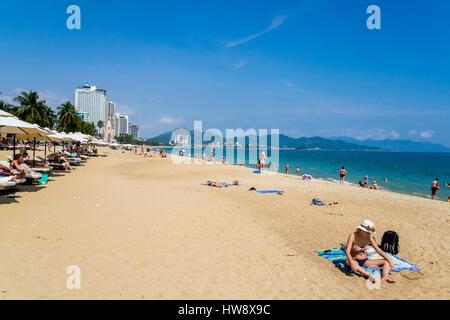 Il Vietnam, Khanh Hoa provincia, Nha Trang Città, la spiaggia Foto Stock