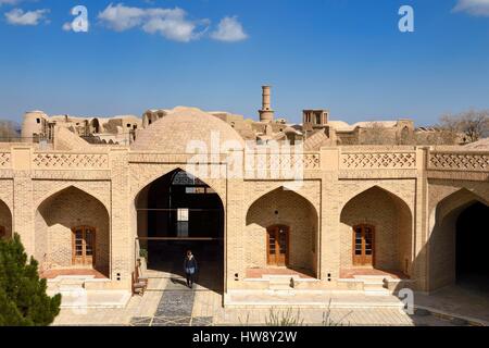 Iran, Yazd provincia, a bordo del Dasht-e Kavir deserto, Kharanaq vecchio villaggio, il caravanserai risalente al tempo della dinastia di Qajar e il minareto oscillante in background Foto Stock