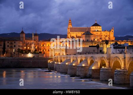 Spagna, Andalusia, Cordoba, centro storico elencati come patrimonio mondiale dall UNESCO, il ponte romano sul fiume Guadalquivir e la Moschea Cattedrale Mezquita) al tramonto Foto Stock