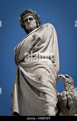 Statua di Dante Allighieri in Firenze, Toscana in Piazza de Santa Croce con un aquila ai suoi piedi visto da sotto contro il cielo blu Foto Stock