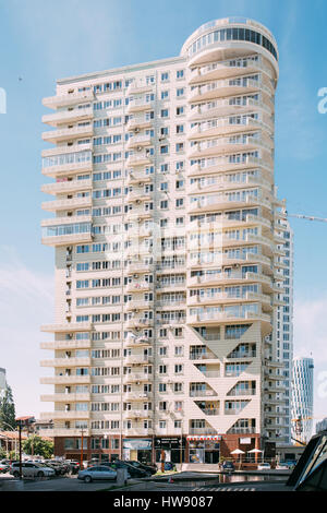 Batumi, Adjara, Georgia - 25 Maggio 2016: automobili parcheggiate nel cortile vicino a moderno a più piani edificio residenziale casa in zona residenziale Foto Stock