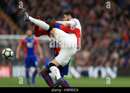 Christian Benteke di Crystal Palace (a sinistra) e Miguel Britos di Watford (a destra) combattono per la palla durante la partita della Premier League a Selhurst Park, Londra. PREMERE ASSOCIAZIONE foto. Data immagine: Sabato 18 marzo 2017. Visita il palazzo DEL CALCIO della storia della Pennsylvania. Il credito fotografico dovrebbe essere: John Walton/PA Wire. RESTRIZIONI: Nessun utilizzo con audio, video, dati, elenchi di apparecchi, logo di club/campionato o servizi "live" non autorizzati. L'uso in-match online è limitato a 75 immagini, senza emulazione video. Nessun utilizzo nelle scommesse, nei giochi o nelle pubblicazioni di singoli club/campionati/giocatori. Foto Stock