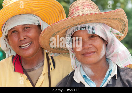 Thailandia-maggio 28. Due donna presso una piantagione lungo la strada nel nord della Tailandia 28-05-11 Foto Stock
