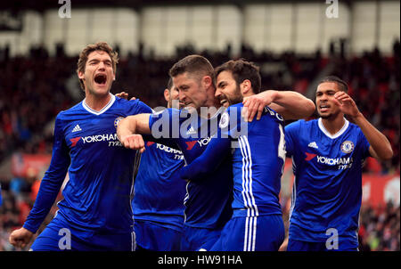 Chelsea's Gary Cahill (centro) punteggio celebra il suo lato il secondo obiettivo del gioco con i suoi compagni di squadra durante il match di Premier League a bet365 Stadium, Stoke. Foto Stock