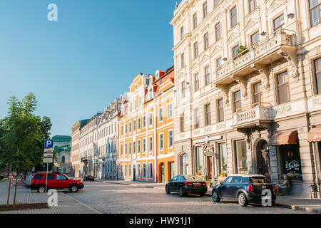 Riga, Lettonia - 1 Luglio 2016: facciate di antichi edifici architettonici su Jekaba Street in piedi vicino a ogni altro nella Città Vecchia nella soleggiata giornata estiva Unde Foto Stock