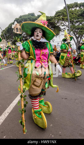 Ragazza/donna nell elaborare fancy dress costume di carnevale di Tenerife Foto Stock