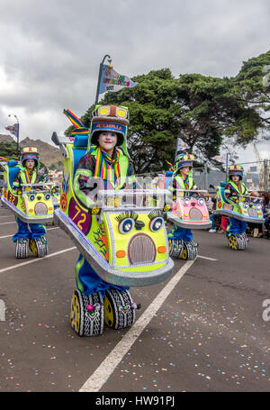 I bambini vestiti da dodgem auto in Tenerife sfilata di carnevale. Foto Stock