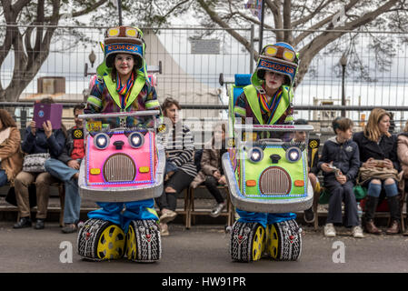 I bambini vestiti da dodgem auto in Tenerife sfilata di carnevale. Foto Stock