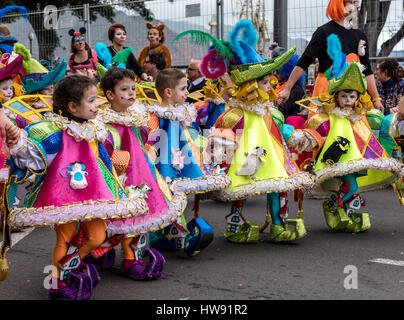 Bambini giovani nell elaborare fancy dress in Tenerife sfilata di Carnevale Foto Stock