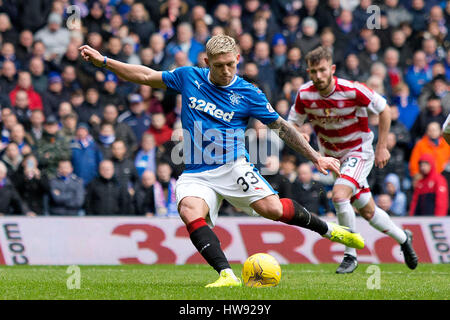 Rangers Martyn Waghorn punteggi al suo fianco il terzo obiettivo del gioco dalla pena posto la Ladbrokes Premiership scozzese corrispondono a Ibrox Stadium, Glasgow. Foto Stock