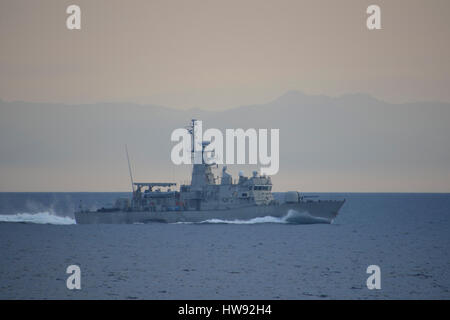 Il greco Coast Guard da Lesbo guardando fuori per i rifugiati provenienti dalla Turchia Foto Stock