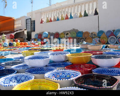 Eramic colorati da Tunisi venduti su mercati come souvenir Foto Stock