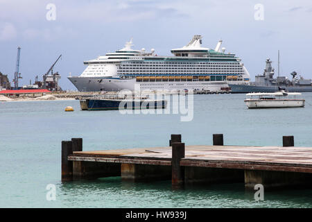 Royal Caribbean ''Avventura dei mari'' attracco barche vicino a Baia grande marciapiede in Philipsburg, visto in St.Maarten. Foto Stock