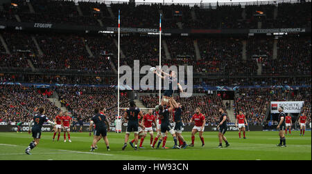 Francia Fabien Sanconnie vince una linea fuori dal Galles Sam Warburton durante la RBS 6 Nazioni corrispondono allo Stade de France di Parigi. Foto Stock