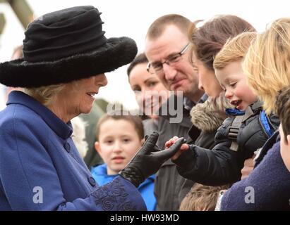 La duchessa di Cornovaglia incontra il personale di servizio e le loro famiglie durante una visita a RAF Leeming, Gatenby, Northallerton, per la 100 Squadrone centenario. Foto Stock