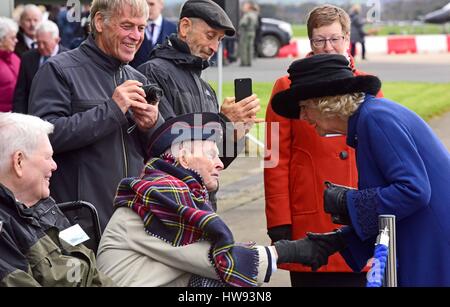 La duchessa di Cornovaglia colloqui al veterano Bob Petersen, 92, durante una visita a RAF Leeming, Gatenby, Northallerton, per la 100 Squadrone centenario. Foto Stock