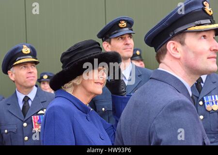 La duchessa di Cornovaglia orologi a volare passato durante una visita a RAF Leeming, Gatenby, Northallerton, per la 100 Squadrone centenario. Foto Stock