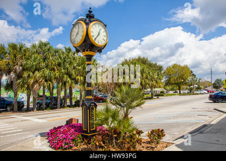 Orologio di fantasia sulla strada di Lake Placid Florida conosciuta come la città dei murales Foto Stock