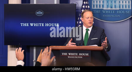 Stampa della Casa Bianca di Segreteria Sean Spicer prende domanda dalla media all'ala ad ovest in Washington, Stati Uniti d'America. Foto Stock