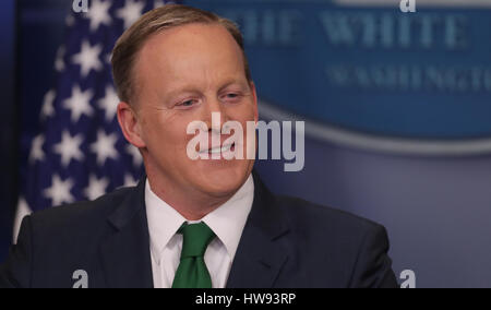 Stampa della Casa Bianca di Segreteria Sean Spicer prende domanda dalla media all'ala ad ovest in Washington, Stati Uniti d'America. Foto Stock