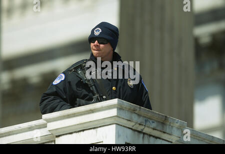 Un memebr del Campidoglio degli Stati Uniti polizia in servizio presso il Campidoglio di Washington, Stati Uniti d'America. Foto Stock