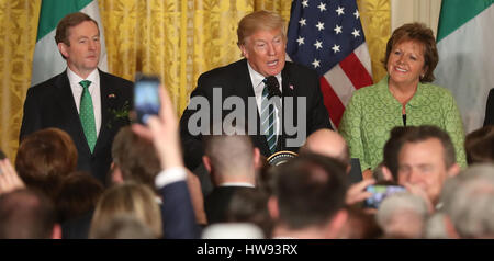 Il presidente statunitense Donald Trump (centro) sorge con il Taoiseach Enda Kenny e sua moglie Fionnuala Kenny, alla Casa Bianca per il Shamrock Cerimonia di presentazione in Washington, DC, Stati Uniti d'America. Foto Stock