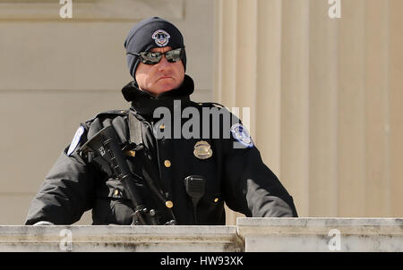 Un memebr del Campidoglio degli Stati Uniti polizia in servizio presso il Campidoglio di Washington, Stati Uniti d'America. Foto Stock
