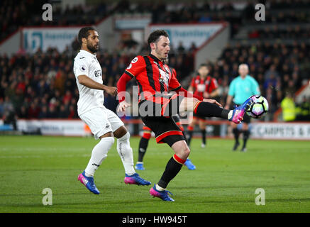 AFC Bournemouth è Adam Smith in azione durante il match di Premier League alla vitalità Stadium, Bournemouth. Foto Stock