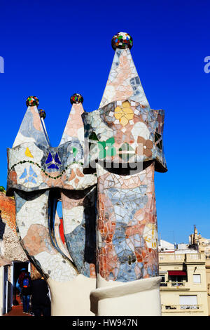 Dettaglio del camino e pozzi di ventilazione sul tetto di Antonio Gaudi Casa Batllo, Barcellona, Catalunya, Spagna Foto Stock