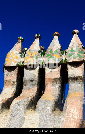 Dettaglio del camino e pozzi di ventilazione sul tetto di Antonio Gaudi Casa Batllo, Barcellona, Catalunya, Spagna Foto Stock