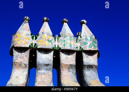 Dettaglio del camino e pozzi di ventilazione sul tetto di Antonio Gaudi Casa Batllo, Barcellona, Catalunya, Spagna Foto Stock