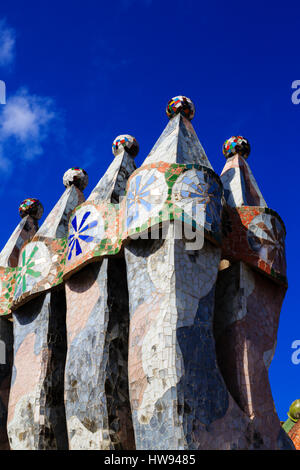 Dettaglio del camino e pozzi di ventilazione sul tetto di Antonio Gaudi Casa Batllo, Barcellona, Catalunya, Spagna Foto Stock