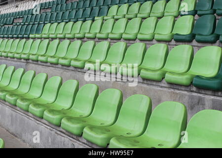 Riga vuota di sedi in stadium Foto Stock