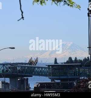 Kingston vista del monte Rainier( aka: Mount Tacoma o montare Tahoma) dal terminal del traghetto nello Stato di Washington. Foto Stock