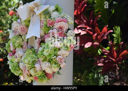 Ravviva la tua giornata con una varietà di fiori su una corona. Foto Stock