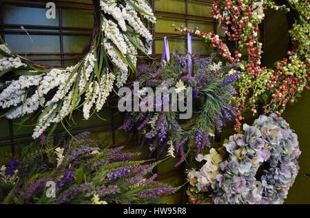 Ravviva la tua giornata con una varietà di fiori su una corona. Foto Stock