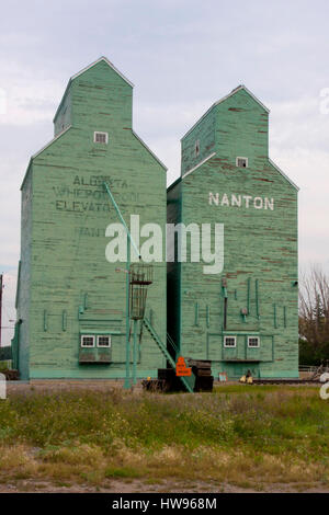 Elevatori della granella a Nanton, Alberta, Canada Foto Stock