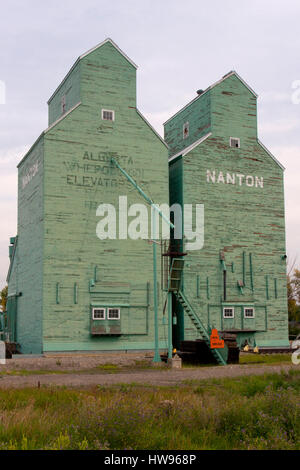 Elevatori della granella a Nanton, Alberta, Canada Foto Stock