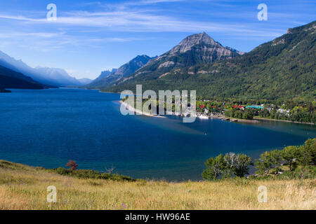 Vista panoramica della parte superiore del lago di Waterton in Waterton Lakes Park, Alberta, Canada da motivi intorno al Principe di Galles Hotel Foto Stock