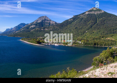 Vista panoramica della parte superiore del lago di Waterton in Waterton Lakes Park, Alberta, Canada da motivi intorno al Principe di Galles Hotel Foto Stock