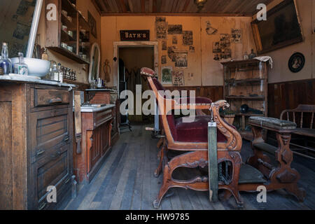 Antico salone di parrucchiere, Wild West open-air museum, Nevada City Museum, ex città di minatori d'oro, città fantasma, Provincia Montana Foto Stock